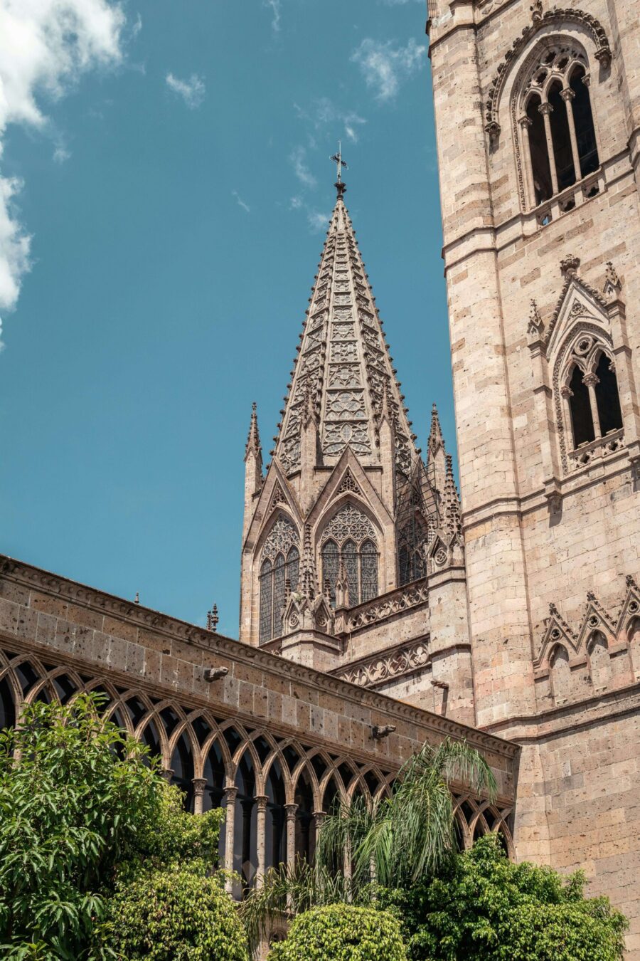 Torres y claustro de la Catedral de Guadalajara en el Centro Histórico de Guadalajara, Jalisco, México.
