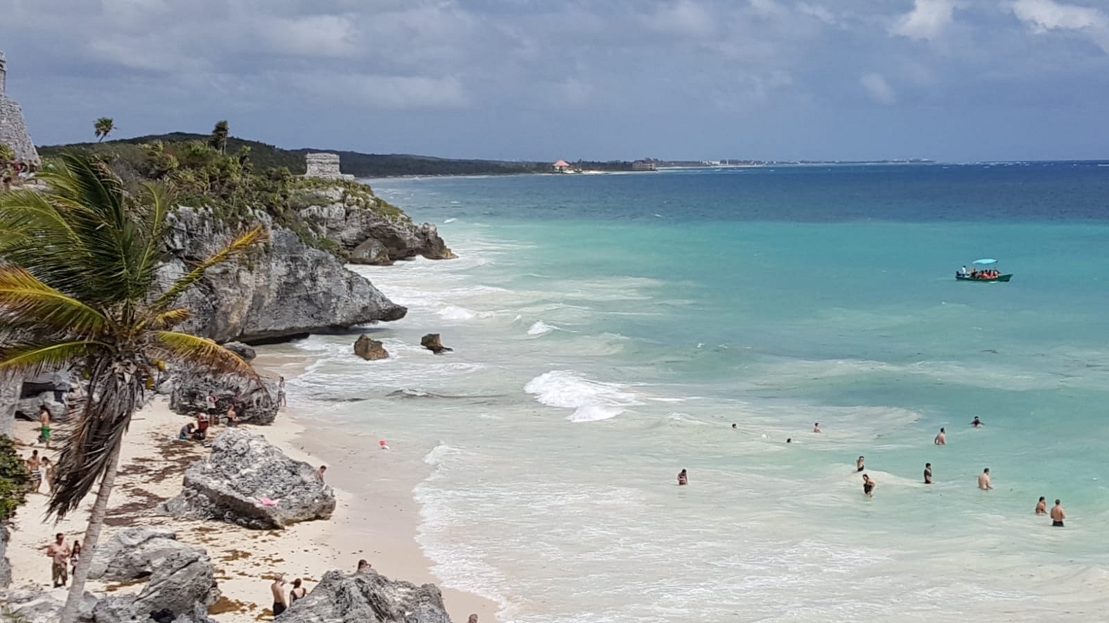 Playa junto a las ruinas mayas de Tulum