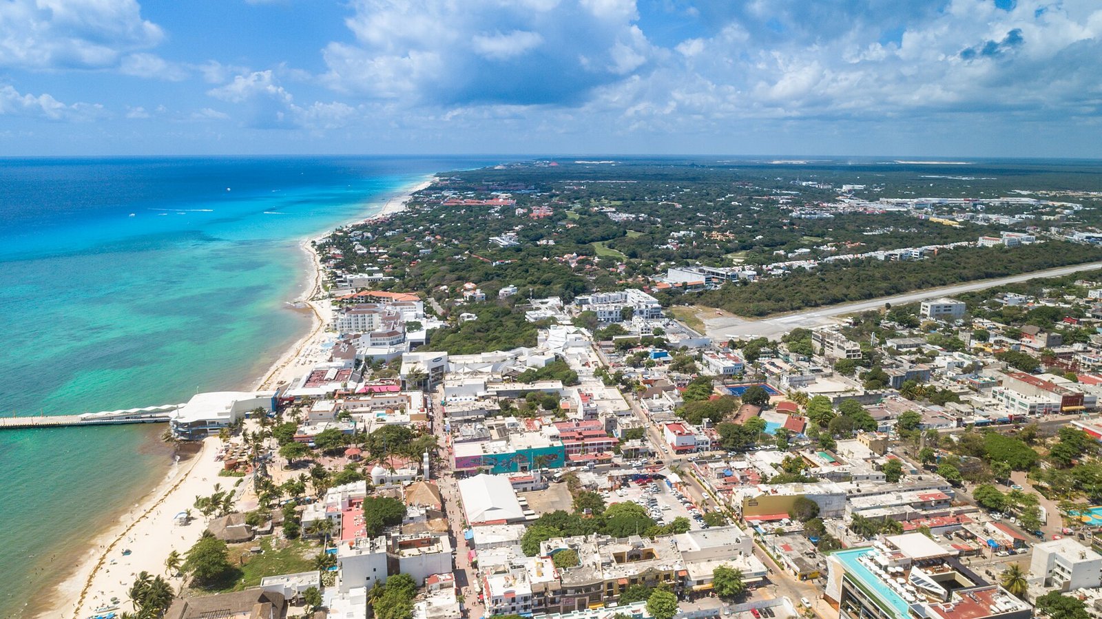 Vista aérea de Playa del Carmen, Quintana Roo, con la playa y la zona urbana
